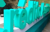 Letras apoiadas sobre estrutura personalizada Letras apoiadas sobre estrutura personalizada