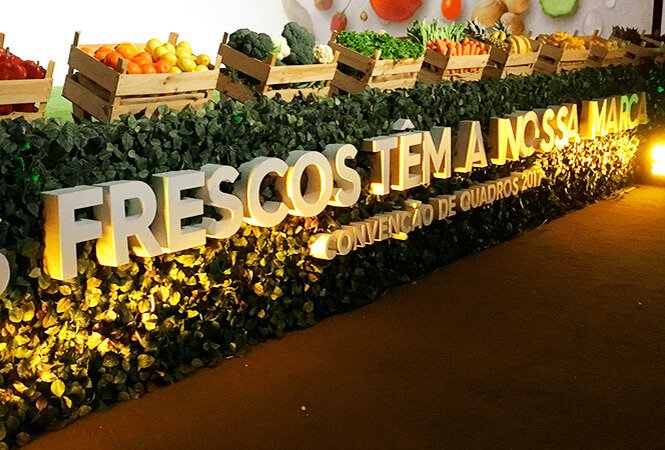 Letras suspensas sobre estrutura personalizada Letras suspensas sobre estrutura personalizada