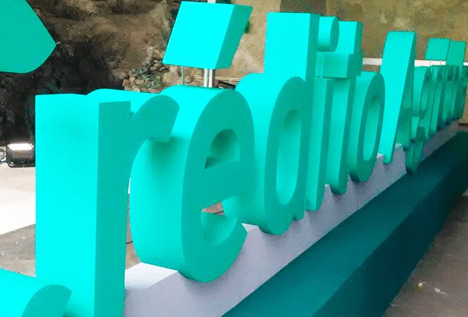 Letras apoiadas sobre estrutura personalizada Letras apoiadas sobre estrutura personalizada