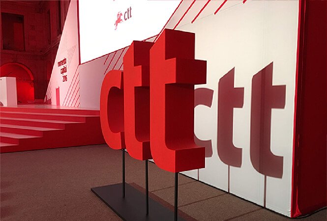 Logótipo suspenso em estrutura personalizada Logótipo suspenso em estrutura personalizada